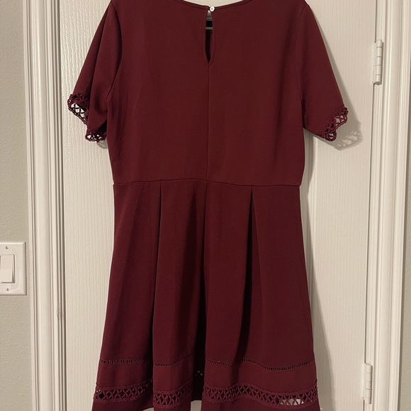 Marron Dress Cut Out Pattern Sleeves and Trim - Picture 5 of 5